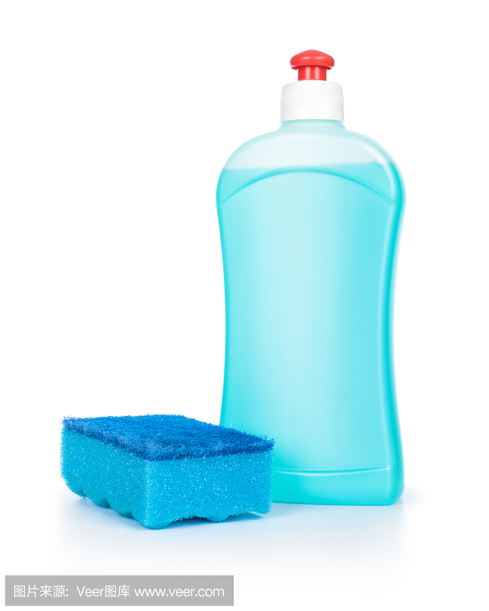 蓝色洗涤剂和蓝色海绵在孤立的白色背景上